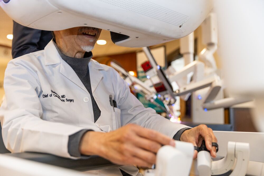 The da Vinci 5 surgical robot in demonstration by Dr. Stanley Tam, Chief, of Cardiothoracic Surgery at Boston Medical Center – Brighton. Jeff Fernandes, Boston Medical Center